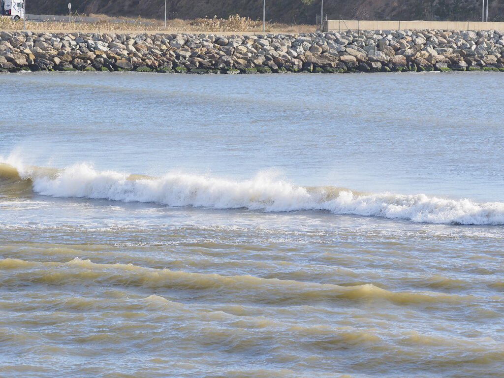 Olas del mar rompiendo contra el río
